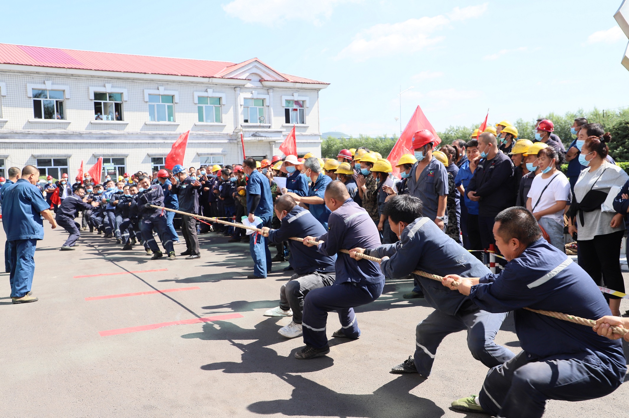 “迎八一?聚合力”职工拔河比赛